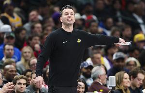 霍里：湖人現(xiàn)在續(xù)約雷迪克很奇怪 感覺(jué)和萊昂納德的合同有點(diǎn)像