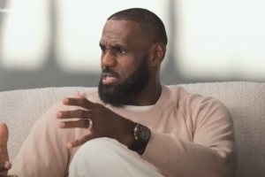 詹姆斯：現(xiàn)在十名球員中就有六七八位能飛天遁地 20年前鳳毛麟角