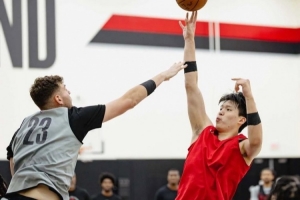 持續(xù)進(jìn)步！開(kāi)拓者訓(xùn)練營(yíng)第三日返圖：楊瀚森對(duì)位克林根