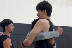 氣氛不錯(cuò)！塞布爾剛進(jìn)訓(xùn)練館就熊抱楊瀚森 眾將面對(duì)鏡頭笑呵呵