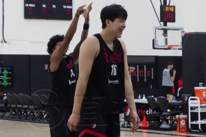 小吧探班啦??現(xiàn)場(chǎng)直擊楊瀚森訓(xùn)練 打磨罰球 今天的氛圍很輕松！