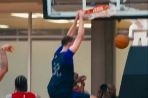 期待新賽季！濃眉和弗拉格打出精妙高低位配合 后者雙手暴扣終結(jié)