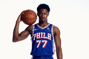 表現(xiàn)還行！探花埃奇庫姆9中3&三分4中1拿到10分 另有1板2助1帽