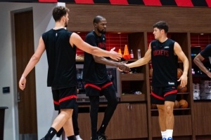 火箭官推曬訓練營第4日：KD擊掌謝潑德 卡佩拉與亞當斯相擁