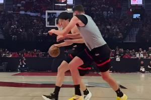 腳步很秀~開(kāi)拓者球迷嘉年華：楊瀚森拿球虛晃 單打克林根拿下兩分