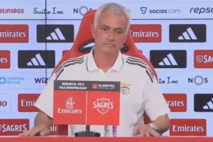 穆帥反問記者：很想知道我賺多少？你賺多少？不愿說也別問我的