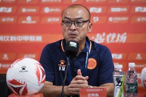 阿薩莫阿被推撞到廣告牌！前田浩二怒批：重慶這么想贏？不丟人嗎