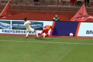 仍無法杜絕危險？國際足聯(lián)規(guī)定：廣告牌距離邊線至少需1米