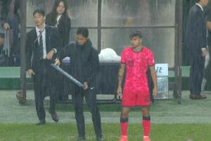 韓國隊半場調(diào)整，歸化球員卡斯特羅普替補(bǔ)登場！