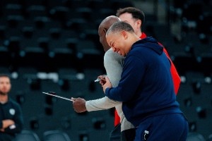 氛圍太好了！快船官推曬訓(xùn)練照：全員面帶笑容 小卡兩次上鏡