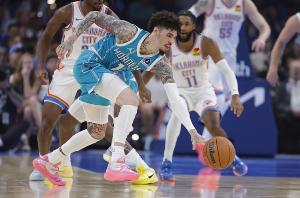 別人都是長(zhǎng)高！黃蜂全是變矮！7位黃蜂球員官方數(shù)據(jù)身高縮水