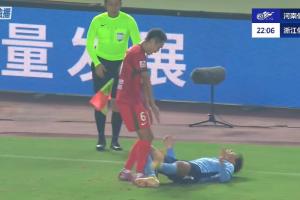 張璦暉倒地夾住皮球，王上源上去對(duì)著皮球連踢了幾腳