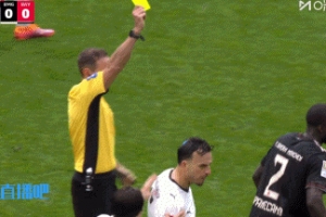 打排球呢？于帕與對(duì)方纏斗爭(zhēng)搶球權(quán)，突然一掌把球拍走，吃到黃牌