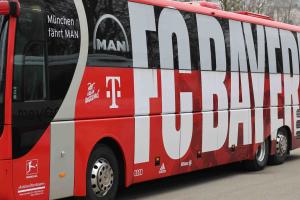 記者：拜仁大巴遭遇堵車，對(duì)陣門興的比賽可能推遲15分鐘開球