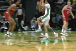 腦后長眼！林葳頂著兩人防守 腦后no look pass妙傳隊友德米爾