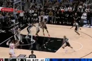 不給蓋帽機會??！猛龍突到內(nèi)線看到文班 寧愿傳球失誤都不攻