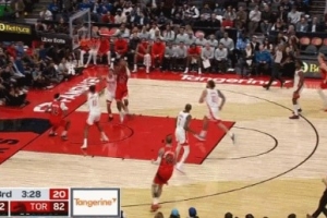 且退且進(jìn)！小賈巴里-史密斯積極退防 補(bǔ)防迎面釘板大帽謝德！