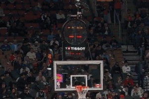 早干嘛去了！猛龍主場(chǎng)比賽開打 計(jì)時(shí)器還沒(méi)調(diào)試好...