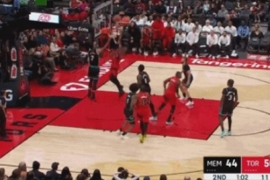 浪費(fèi)我妙傳！巴雷特?fù)屒皥?chǎng)籃板背后妙傳 博伊爾斯跟進(jìn)空籃扣飛