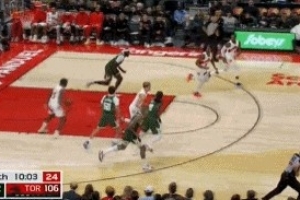 想啥呢！奎克利拿到籃板跳起沒出球走步違例