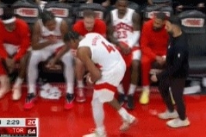 挺突然的！斯科蒂-巴恩斯手部不適返回更衣室