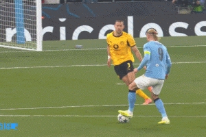 可惜！薩維尼奧右路內切后橫敲，哈蘭德弧頂起腳打門太正被沒收