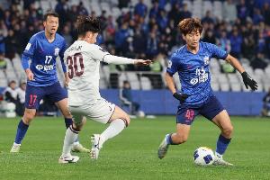 記者：楊皓宇打入金子般進(jìn)球，助山東U20隊(duì)有驚無險(xiǎn)地成功晉級(jí)