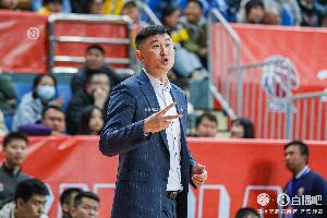 媒體人：廣東全隊配合還不夠熟稔 球員們熱衷單打 但有輪換優(yōu)勢