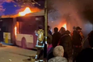 每體：巴薩球迷在布魯日巴士?jī)?nèi)縱火被捕，另兩人攜帶煙火被查