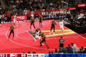 可惜了！奎克利掛著亞歷山大·沃克手臂扔進(jìn)三分 不算&給提前犯規(guī)