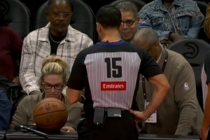 早干啥去了！老鷹主場跳球前技術(shù)臺(tái)出問題 雙方球員重新回替補(bǔ)席