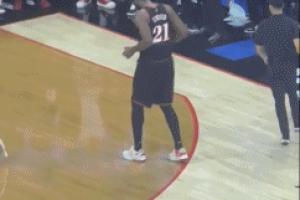 先別高興 還沒(méi)贏呢！恩比德得知巴恩斯6犯離場(chǎng)后搖頭晃腦跳起恰恰