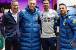 巴西隊(duì)在阿森納基地訓(xùn)練，安切洛蒂與阿爾特塔合影