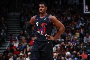 多余動作！克拉克斯頓空接后被巴雷特推出界 后者吃T