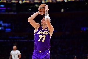 場(chǎng)均投12次&命中率32.1%！Skip：東契奇這三分表現(xiàn)對(duì)湖人很致命