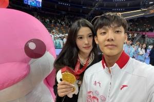 身高175的徐杰正牌女友社媒高調(diào)撒狗糧 徐杰現(xiàn)身評論區(qū)秀恩愛