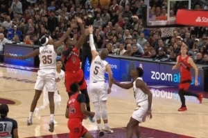 太激進了哥！騎士湯姆林剩0.4秒對巴雷特犯規(guī) 12分鐘已經(jīng)5犯...