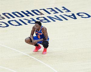 僅出戰(zhàn)5分鐘！尼克斯官方：阿努諾比左腿筋拉傷 本場(chǎng)不會(huì)回歸