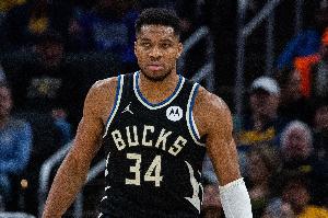 出手信心滿滿！字母哥中距離單挑翻身后仰中投 直接三不沾進加時