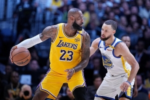 詹姆斯職業(yè)生涯為何如此長(zhǎng)久？奧尼爾：現(xiàn)在NBA對(duì)抗少 他也很自律