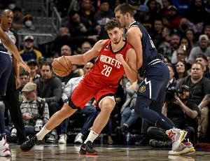 23歲數(shù)據(jù)對(duì)比：申京22.4分10.2板7.4助 約基奇20.1分10.8板7.3助