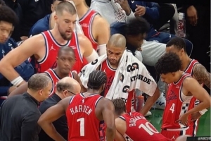 球迷曬照：快船關(guān)鍵時(shí)刻是小范在畫(huà)戰(zhàn)術(shù) 泰倫·盧在外圈圍觀??