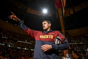 鯊魚(yú)的低位+魔術(shù)師的組織+KD的投籃！約基奇正朝著GOAT的目標(biāo)邁進(jìn)