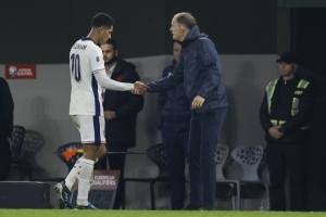 貝林厄姆半場和對手換球衣！球迷吐槽：他以為自己是超級巨星