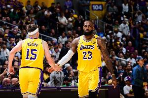 奧尼爾：有點(diǎn)同情里夫斯 他打得很好 但詹姆斯一回歸他就得蹲底角