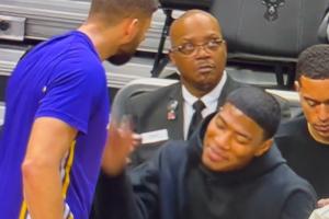 東契奇超難后仰命中！克萊伯興奮甩毛巾&沖向八村遭后者嫌棄推開