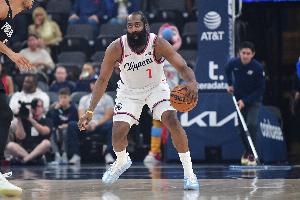 冤??！哈登封蓋后不慎絆倒對(duì)手 被吹進(jìn)攻犯規(guī)交出球權(quán)