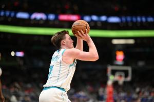 攻防俱佳！克尼佩爾半場(chǎng)9中5拿下13分5籃板3搶斷