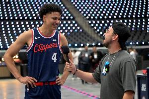 有這自信！科比·桑德斯不等隊(duì)友落位直接出手大號(hào)三分命中