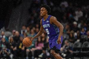 是進(jìn)攻犯規(guī)！馬穆壓哨造犯規(guī)頂?shù)饺怂诡D下體 黃蜂挑戰(zhàn)成功